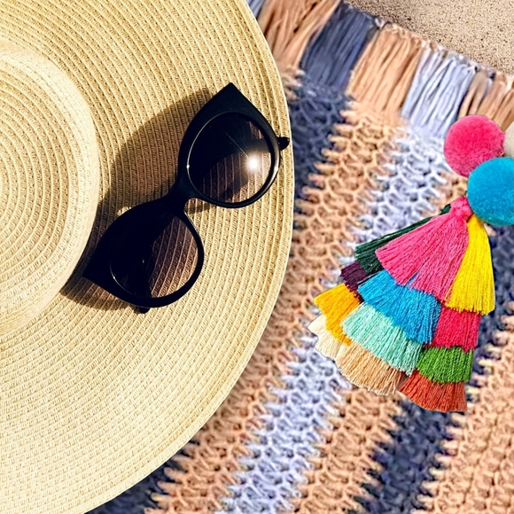 Boho Chic Beach Vibes Straw Woven Tote Bag with Vibrant Colorful Tassel Detail - Picture 8 of 10